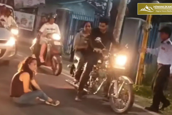 नशे की हालत में बीच सड़क में बैठ गई युवती